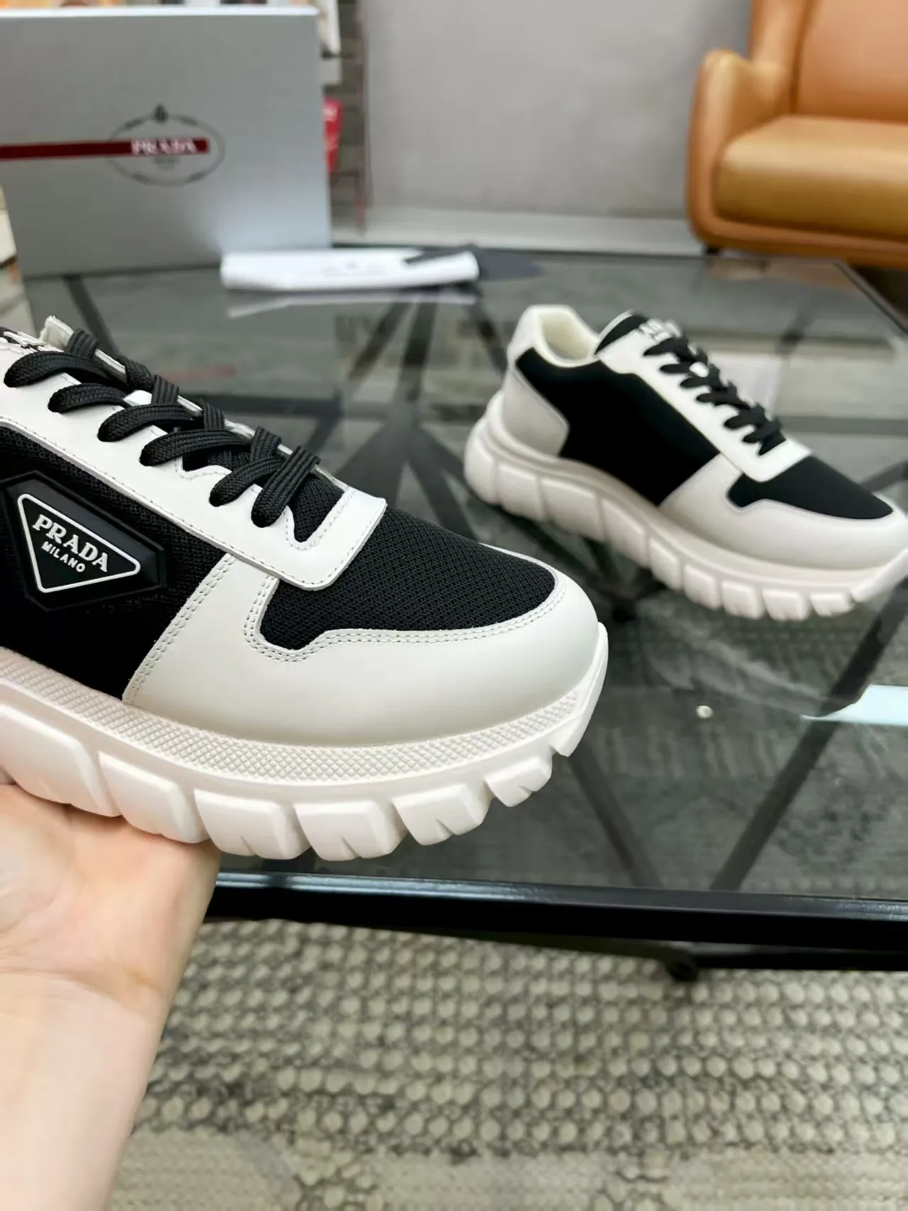 P420 Yuan 38-45 Prada Prada’s new men’s genuine leather sneakers, the highest version on the market, any comparison is welcome🆚! The original leather has excellent texture and is super high-end! Fetal sheep net lining imported from Italy, removable pad! Luxurious materials and fine workmanship, highly recommended!
